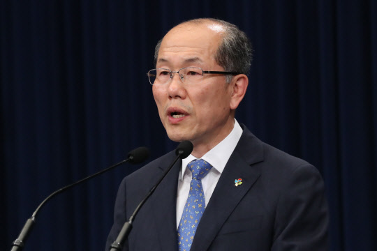 국가안전보장회의(NSC) 사무처장인 청와대 김유근 국가안보실 1차장이 11일 오후 청와대에서 대북 전단 및 물품 등의 살포에 대한 정부 방침을 브리핑하고 있다.   연합뉴스
